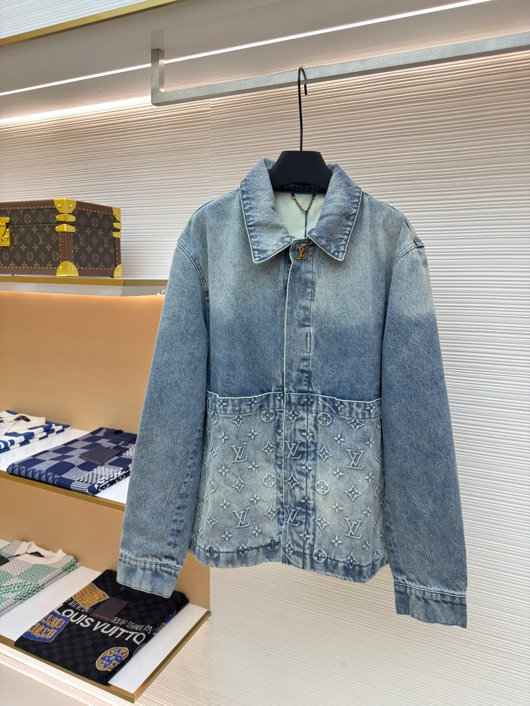 LOUIS VUITTON embossed denim jacket ●Authentic product: purchased and developed by 18289 ●Item number: 1680244-C20 ●Fabric: washed denim ●Technology: distressed washed ●Version: fitted version ●Weight: about 1420g ●Size: 46-48-50-52 ●Description: The current season’s sharp corner pockets are designed with zippered trouser legs to create a loose fit. The hammer fixing ring presents an LV shape, with a special leather tag. The loose fit is the same for men and women.